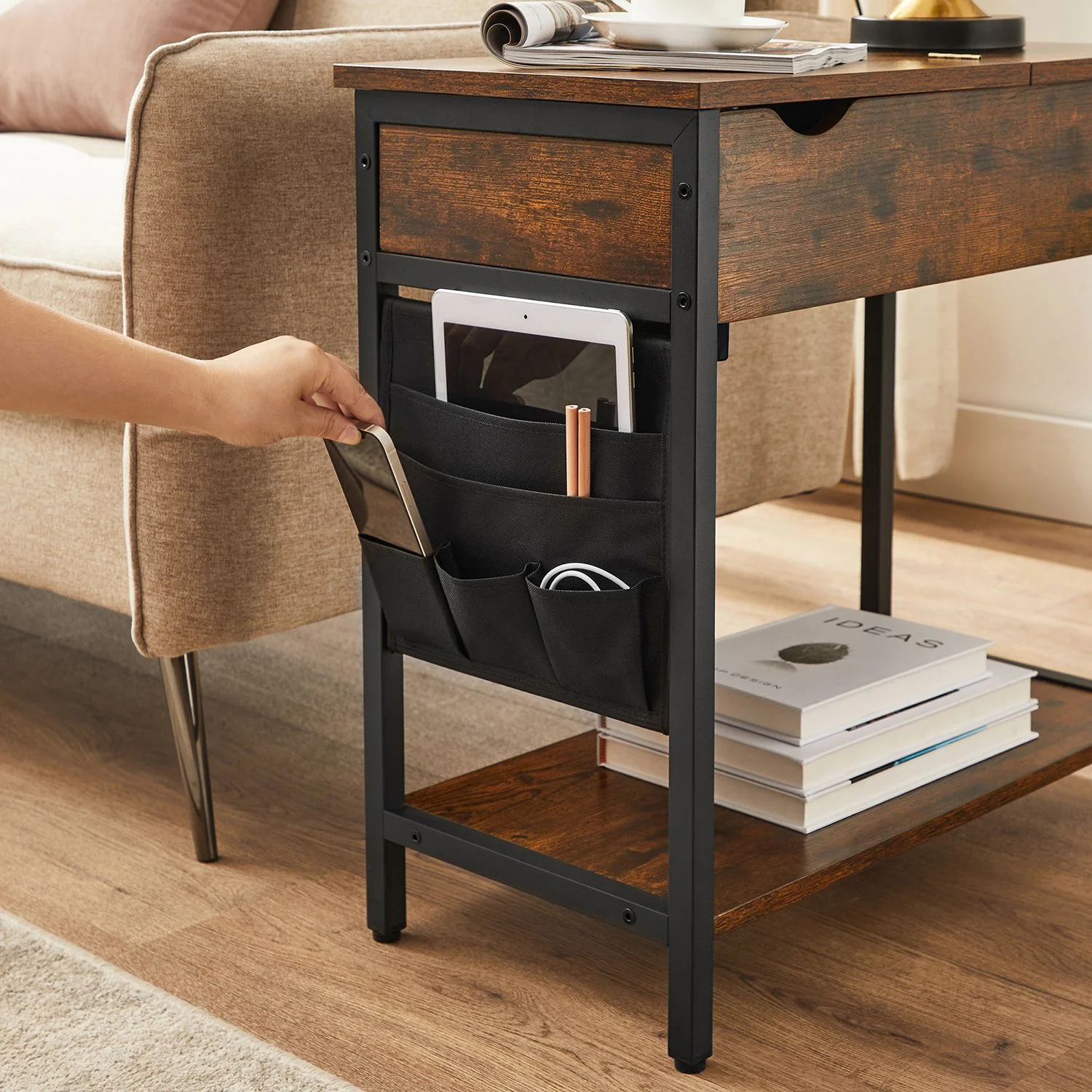 Bijzettafel met Stopcontacten en USB – Industrieel Design – 60 x 31,5 x 60 cm – Opbergvak & Stoffen Tas - Image 6